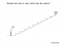 Comicfigur, die am Fuße einer Treppe steht und an Stufe 10 denkt, wo ein Pokal steht - Copyright: Annika Baacke