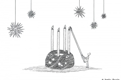 Comicfigur, die die vierte Kerze des Adventskranzes anzündet - Copyright: Annika Baacke
