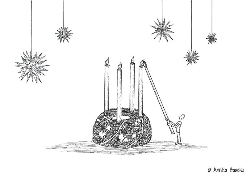 Comicfigur, die die vierte Kerze des Adventskranzes anzündet - Copyright: Annika Baacke